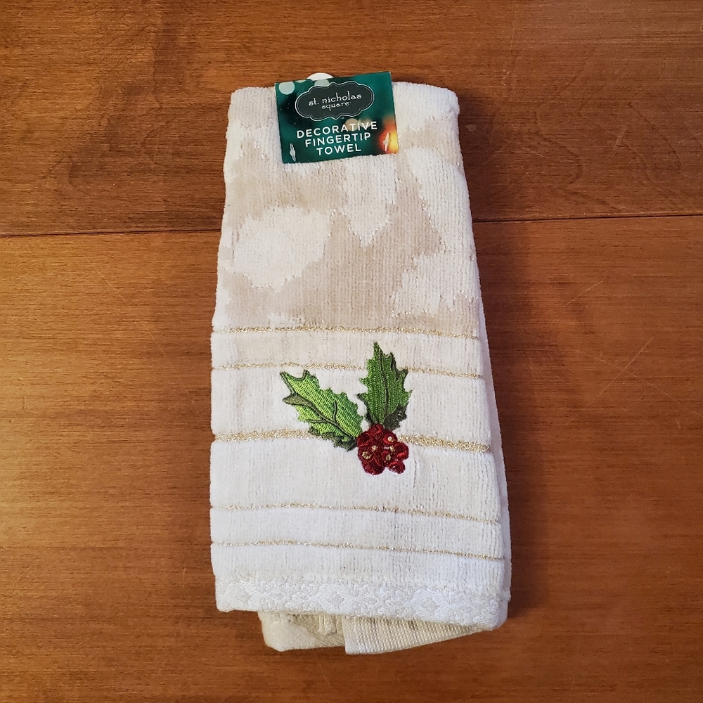 NWT St. Nicholas Square Decorative Fingertip Towel